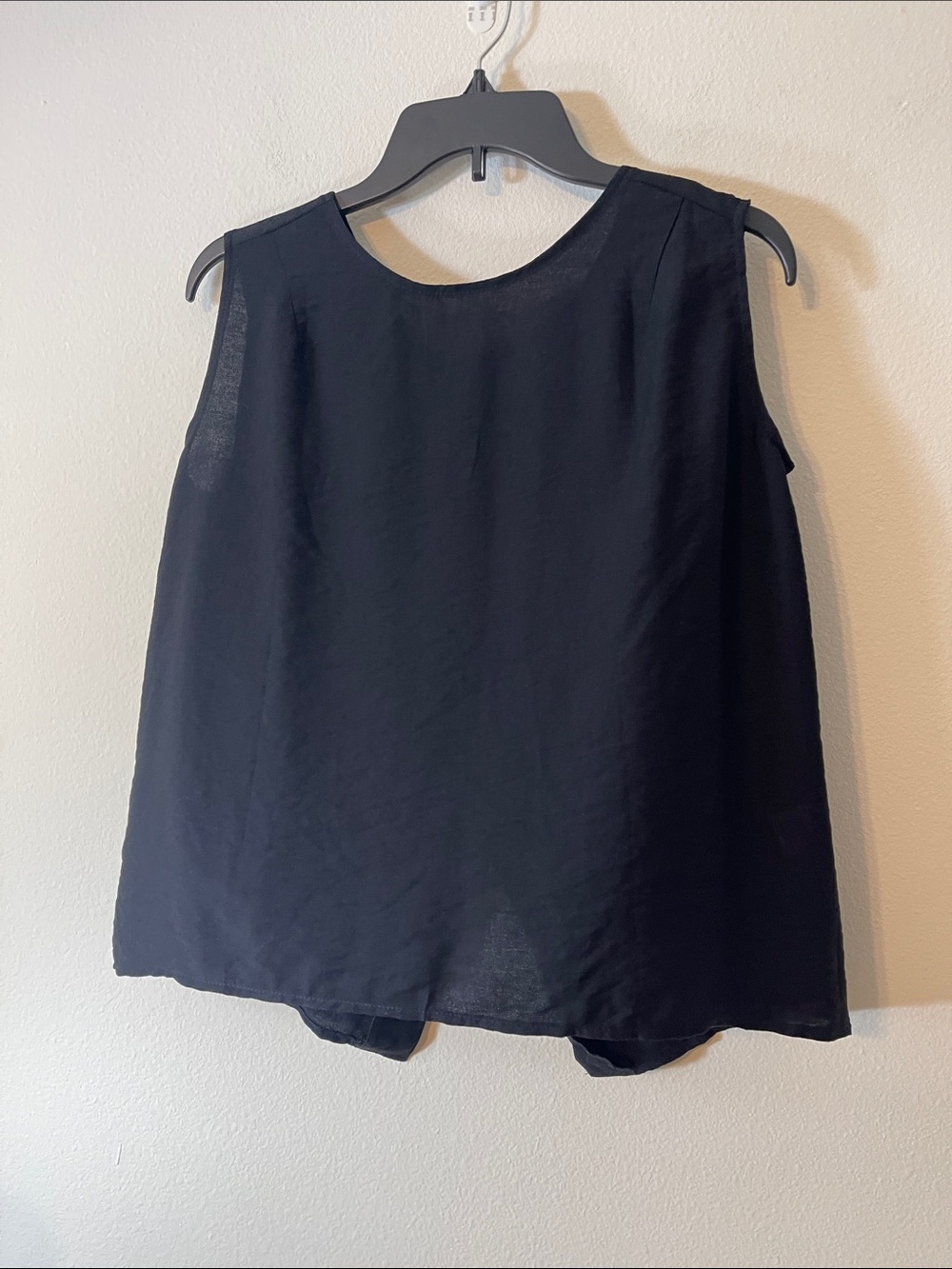 NWOT Black Sleeveless Lightweight Button-Back Shell Top
